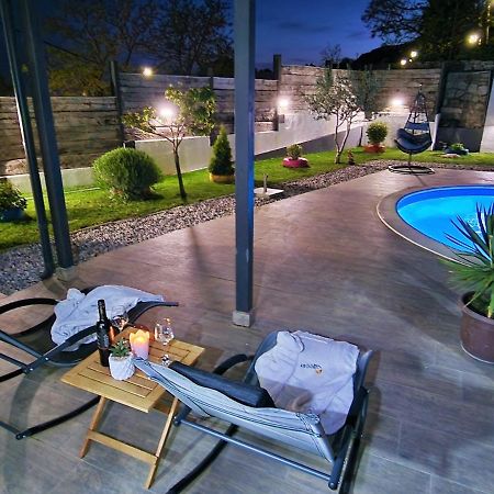 Holiday House Boost With Heated Pool Klis Bagian luar foto