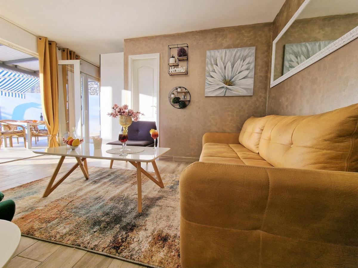 Holiday House Boost With Heated Pool Klis Bagian luar foto
