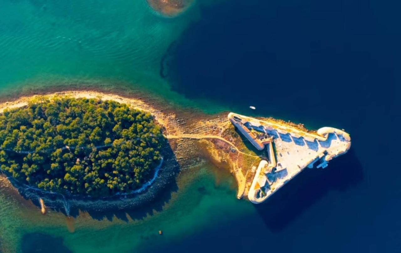 Holiday House Boost With Heated Pool Klis Bagian luar foto