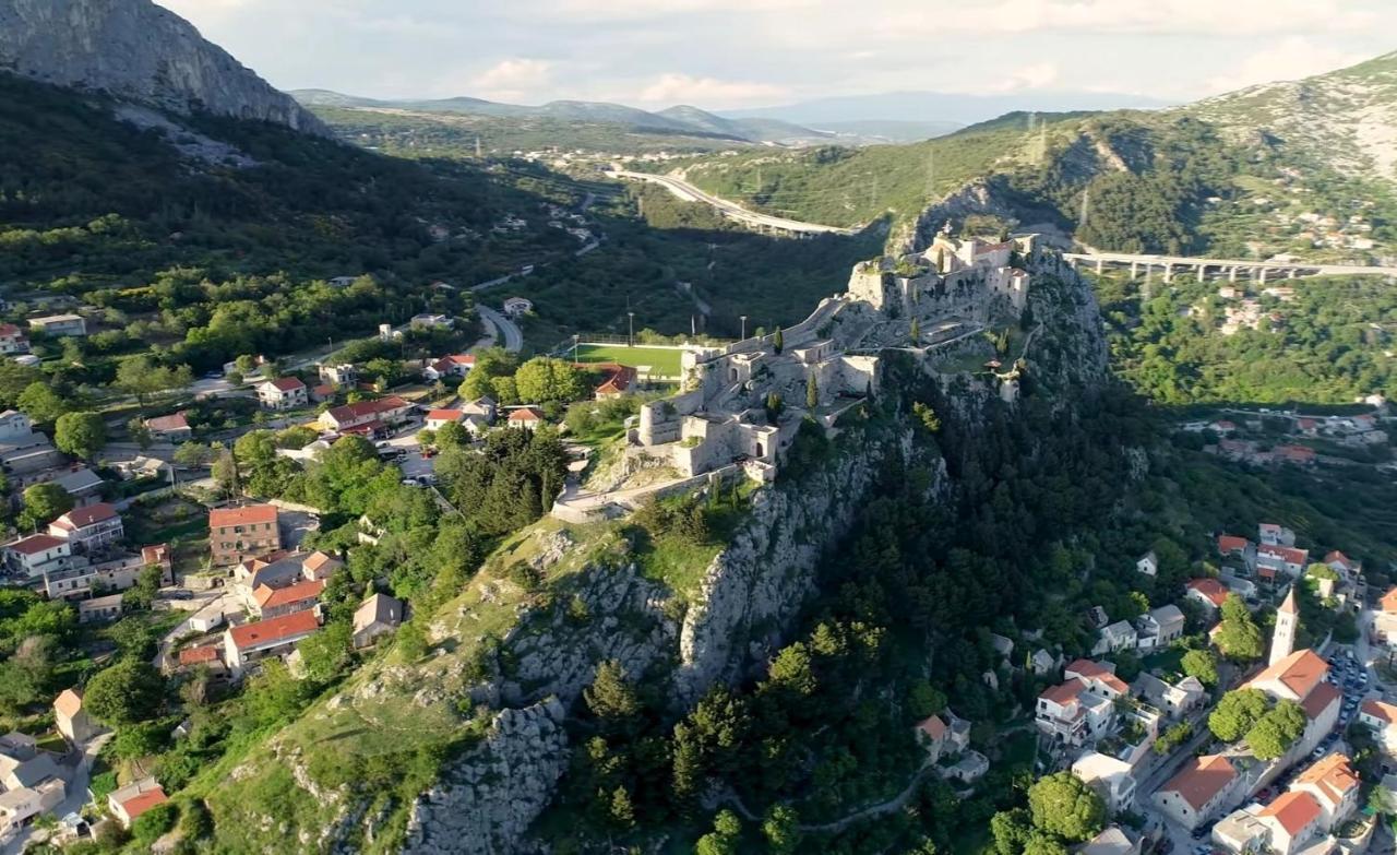 Holiday House Boost With Heated Pool Klis Bagian luar foto