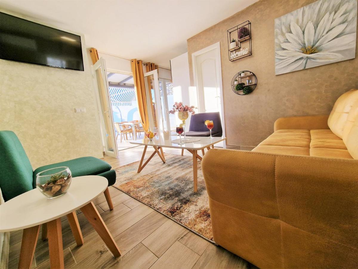 Holiday House Boost With Heated Pool Klis Bagian luar foto