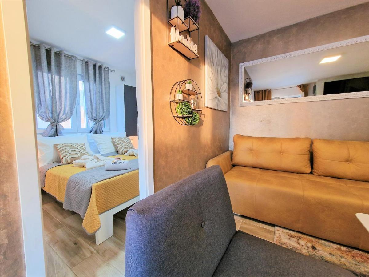Holiday House Boost With Heated Pool Klis Bagian luar foto