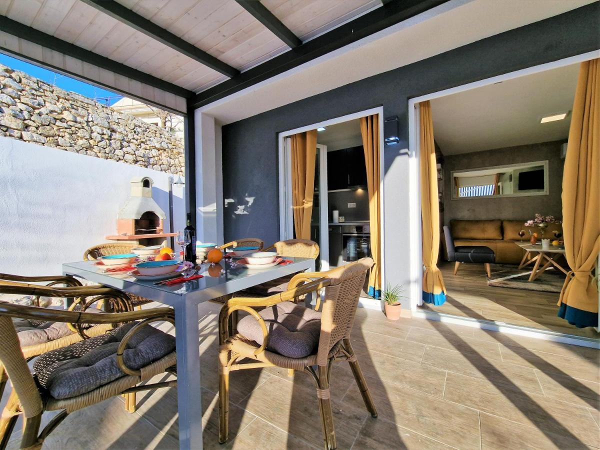 Holiday House Boost With Heated Pool Klis Bagian luar foto