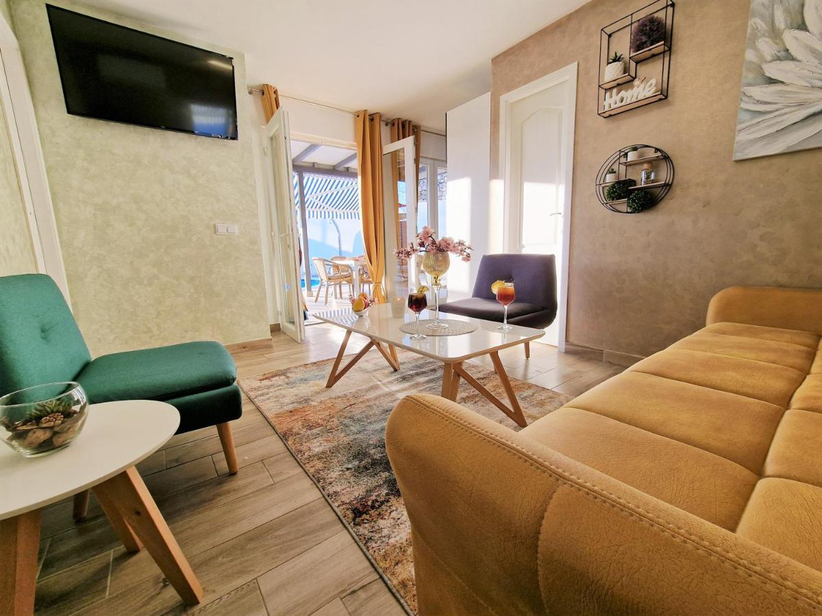Holiday House Boost With Heated Pool Klis Bagian luar foto