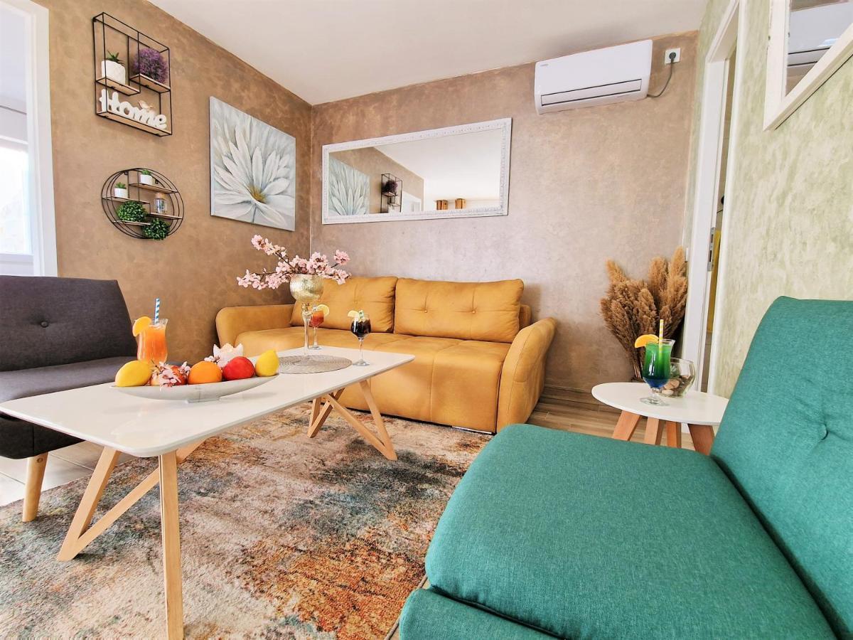Holiday House Boost With Heated Pool Klis Bagian luar foto