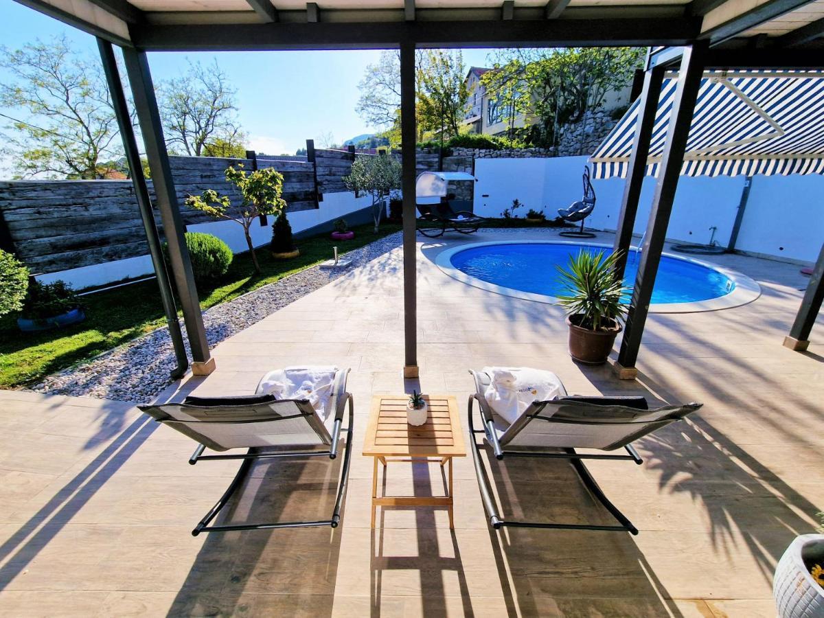 Holiday House Boost With Heated Pool Klis Bagian luar foto