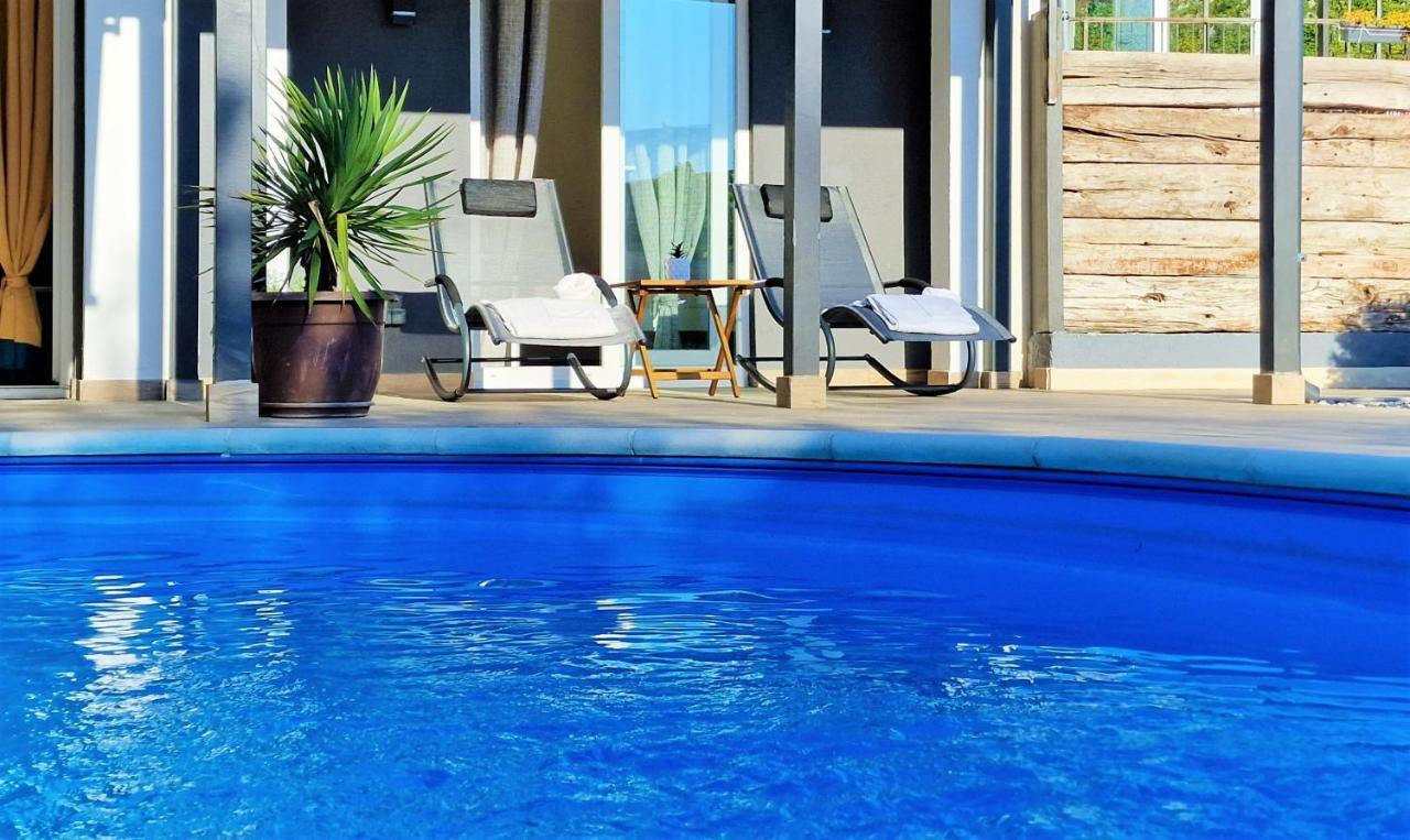 Holiday House Boost With Heated Pool Klis Bagian luar foto