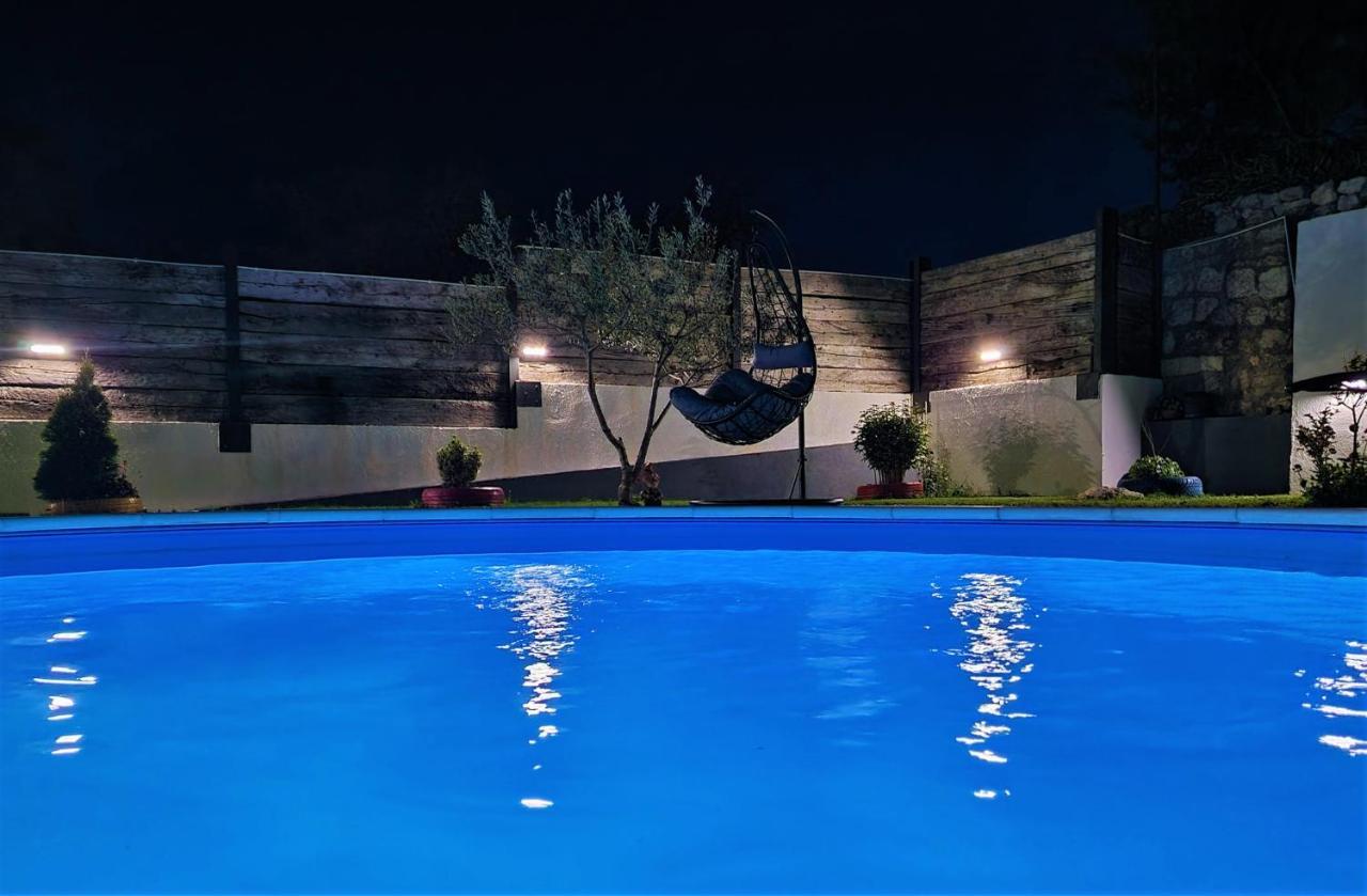 Holiday House Boost With Heated Pool Klis Bagian luar foto