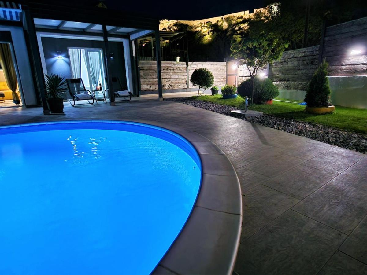 Holiday House Boost With Heated Pool Klis Bagian luar foto