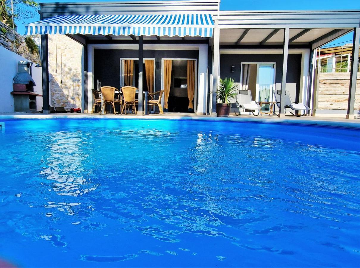 Holiday House Boost With Heated Pool Klis Bagian luar foto